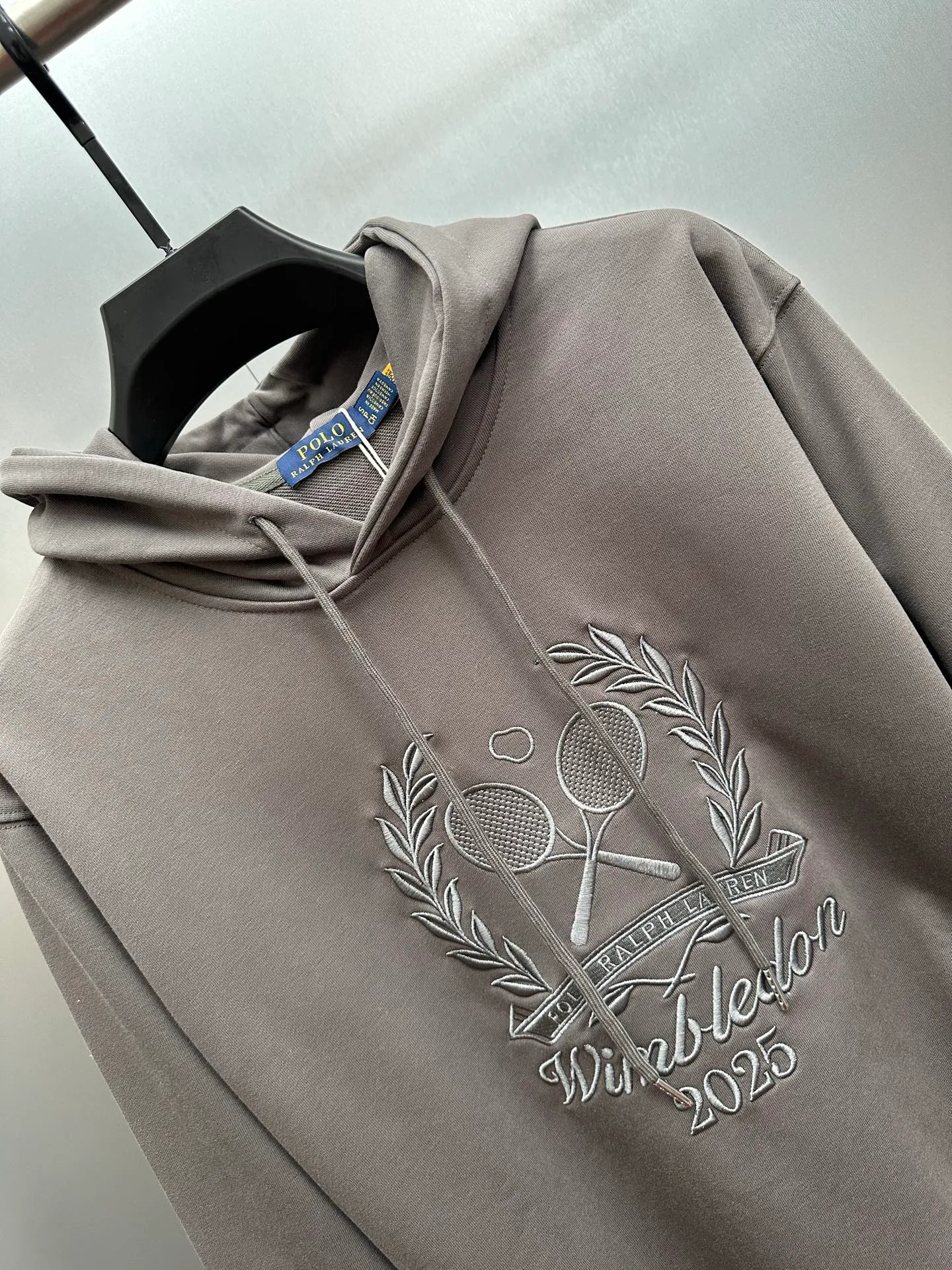 P280 RalphLauren/Ralph Lauren 2025 new autumn and winter large embroidered hooded sweatshirt Ralph Lauren's age-reducing item, the coat fabric is made of 60% cotton ➕40% polyester, which not only retains the softness, comfort and breathability of cotton, but also adds the wear resistance and wrinkle resistance of polyester fiber, making the clothes more durable and easy to care for. Even in slightly cooler weather, you won't feel stuffy when wearing it. This kind of fabric has a natural crisp feel and is not easy to pill or deform. Hooded design effectively improves thermal insulation performance. The embroidery on the chest and the fabric are of the same color. The colors are full, three-dimensional and lifelike, adding a bit of liveliness and interest to the whole sweatshirt. There is no pressure to dress, regardless of age or gender. Complete accessories!  Color: navy blue, black, gray size: S-xL